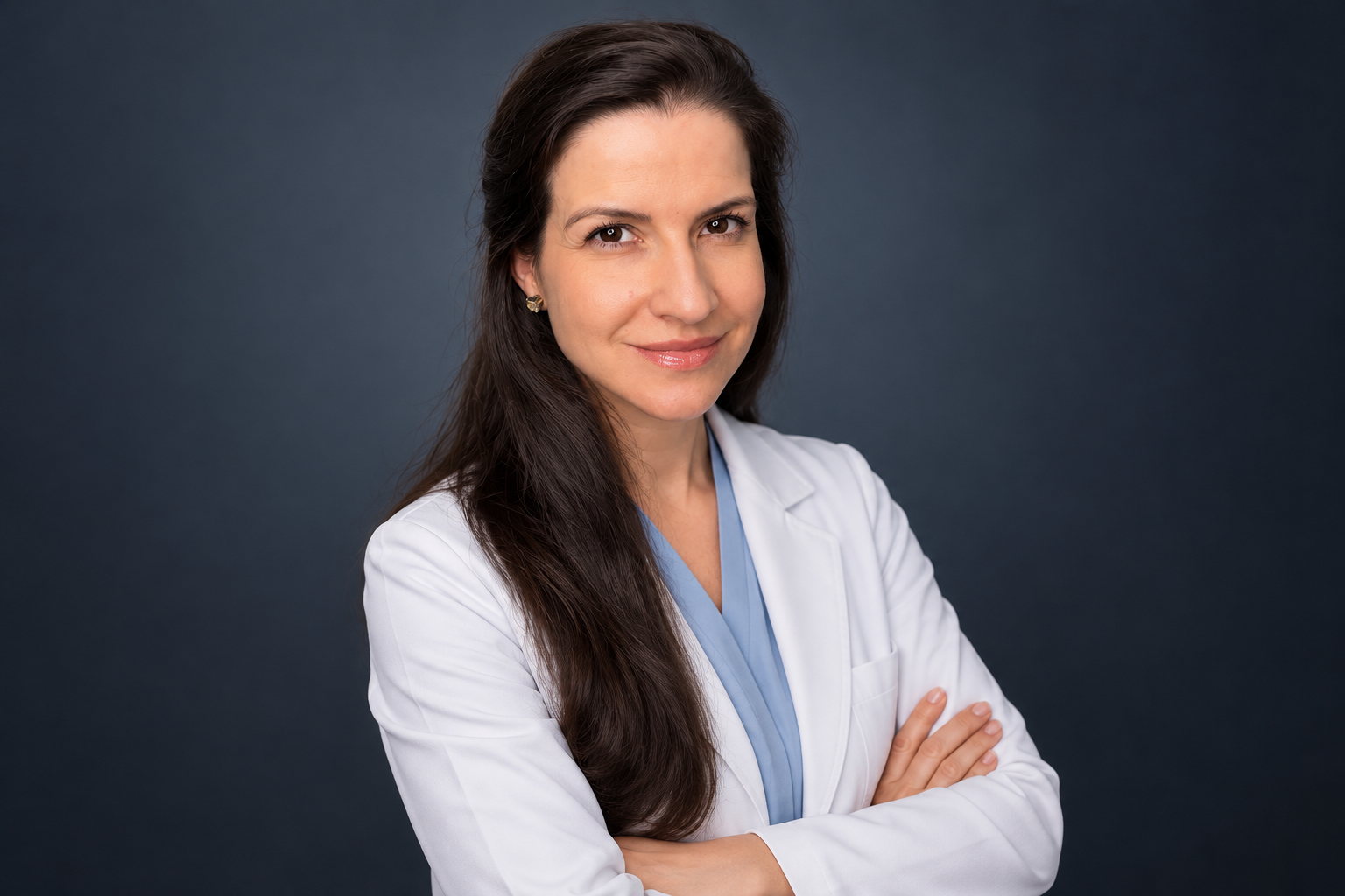 Dra. Marília Canedo de jaleco branco